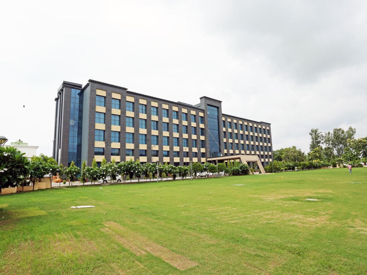 Golden Blossom Imperial Resorts Lucknow Luaran gambar