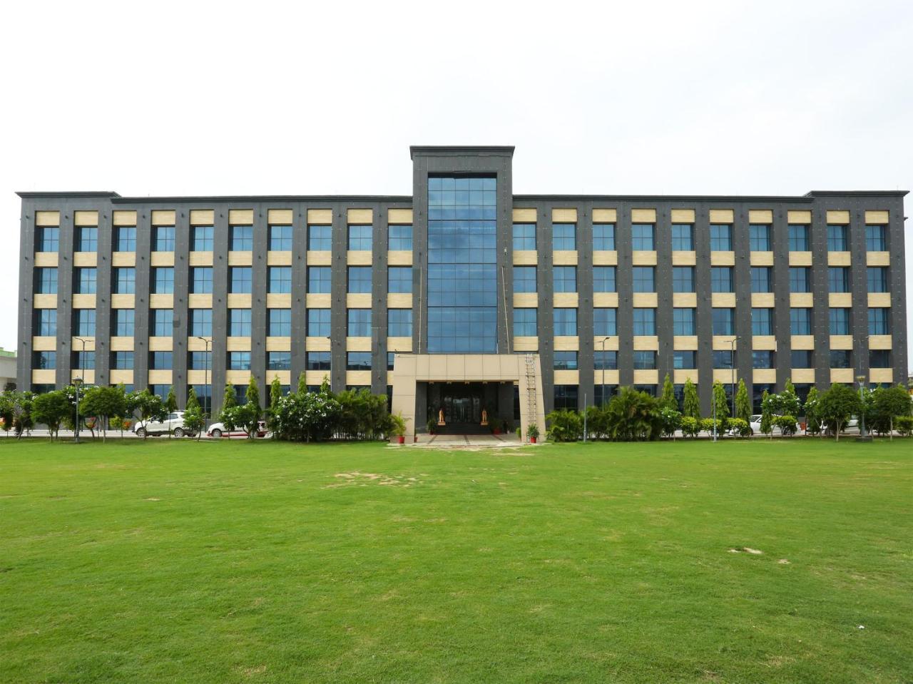 Golden Blossom Imperial Resorts Lucknow Luaran gambar