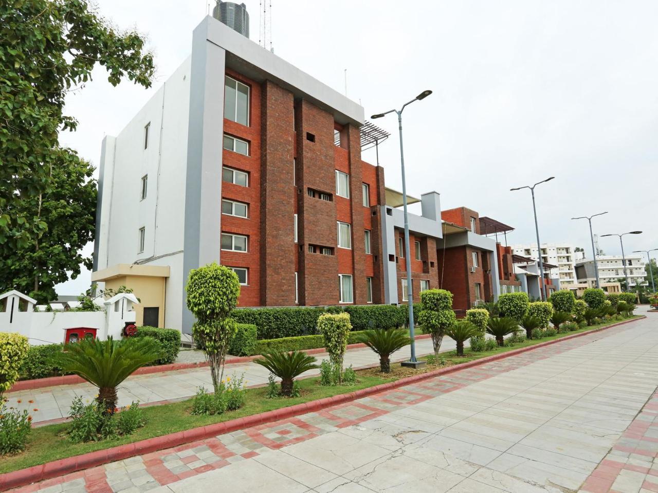 Golden Blossom Imperial Resorts Lucknow Luaran gambar